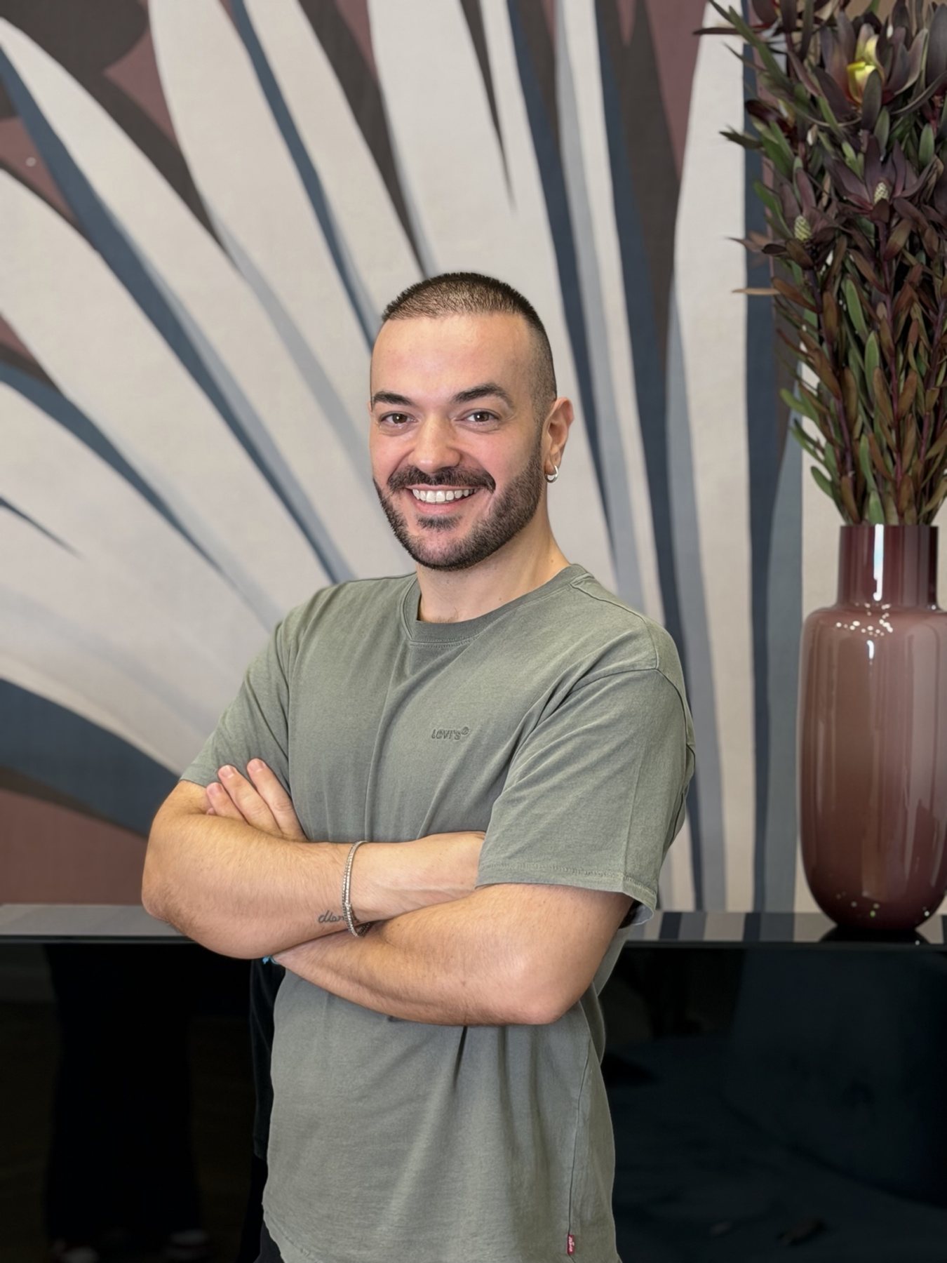 Adriano Vassallo, fondatore di ADRYA Milano, nel salone