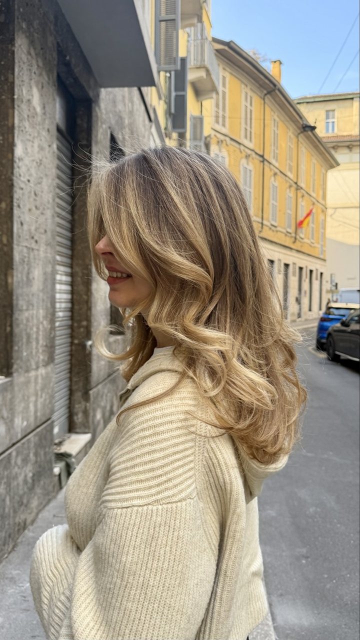 Schiariture bionde miele con onde morbide – ADRYA Milano