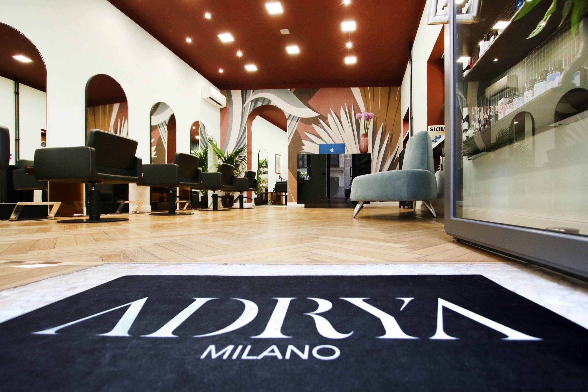 L'ingresso di ADRYA Milano con il tappeto logato