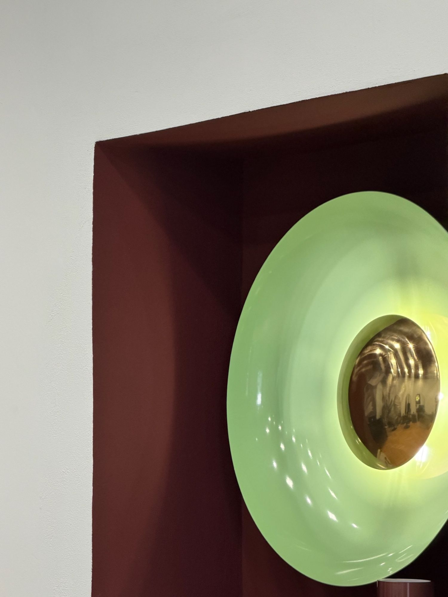 Dettaglio della lampada nella nicchia bordeaux