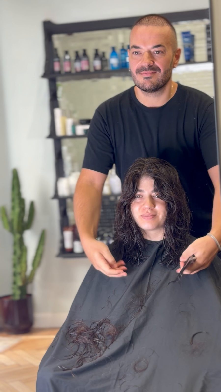 Adriano Vassallo dopo un taglio su capelli ricci scuri